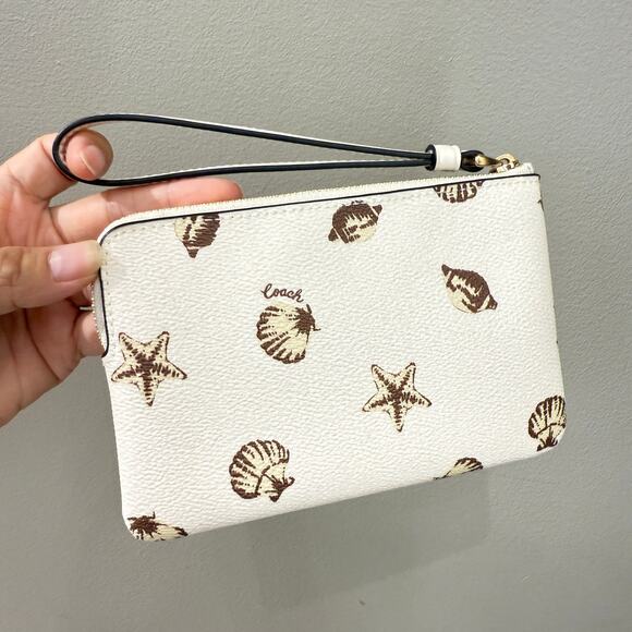 Last 2 ‼️Coach Corner Zip Wristlet With Shell Print CBP23 - Picture 2 of 6
